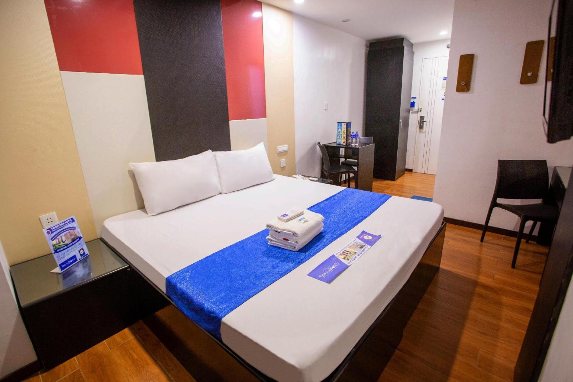 Hotel Dreamworld North Edsa Кесон Сити Екстериор снимка
